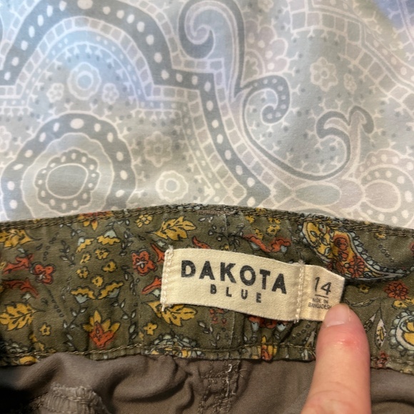 Dakota Blue high rise shorts. 14 - Picture 3 of 4